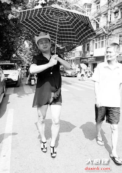 李明-41岁男子爱穿高跟鞋引关注 母亲支持儿子爱好